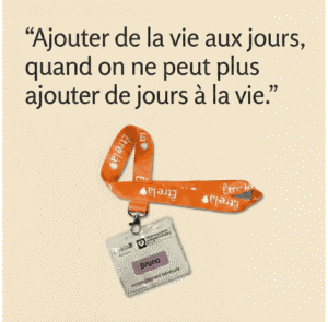 Bénévole de l'association Être-là accompagnant un patient en soins palliatifs
